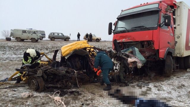 В Калмыкии фура раздавила такси с пассажирами (3).jpg