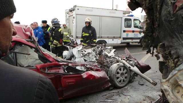 На МКАД при столкновении легковушки и фуры погиб человек (3).jpg