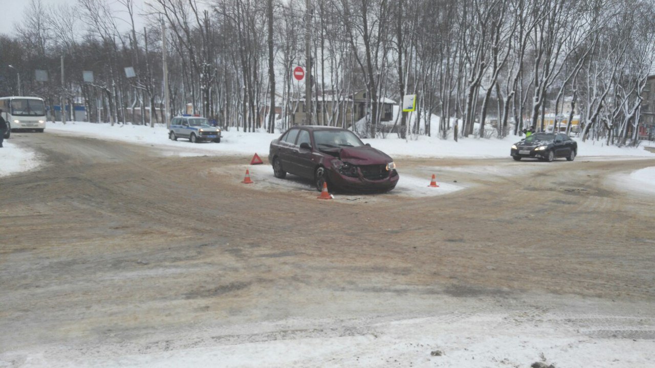 В Смоленске после ДТП маршрутка врезалась в столб (4).jpg