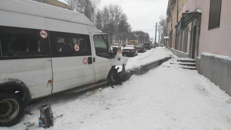 В Смоленске после ДТП маршрутка врезалась в столб (2).jpg