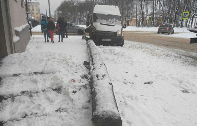 В Смоленске после ДТП маршрутка врезалась в столб (1).jpg