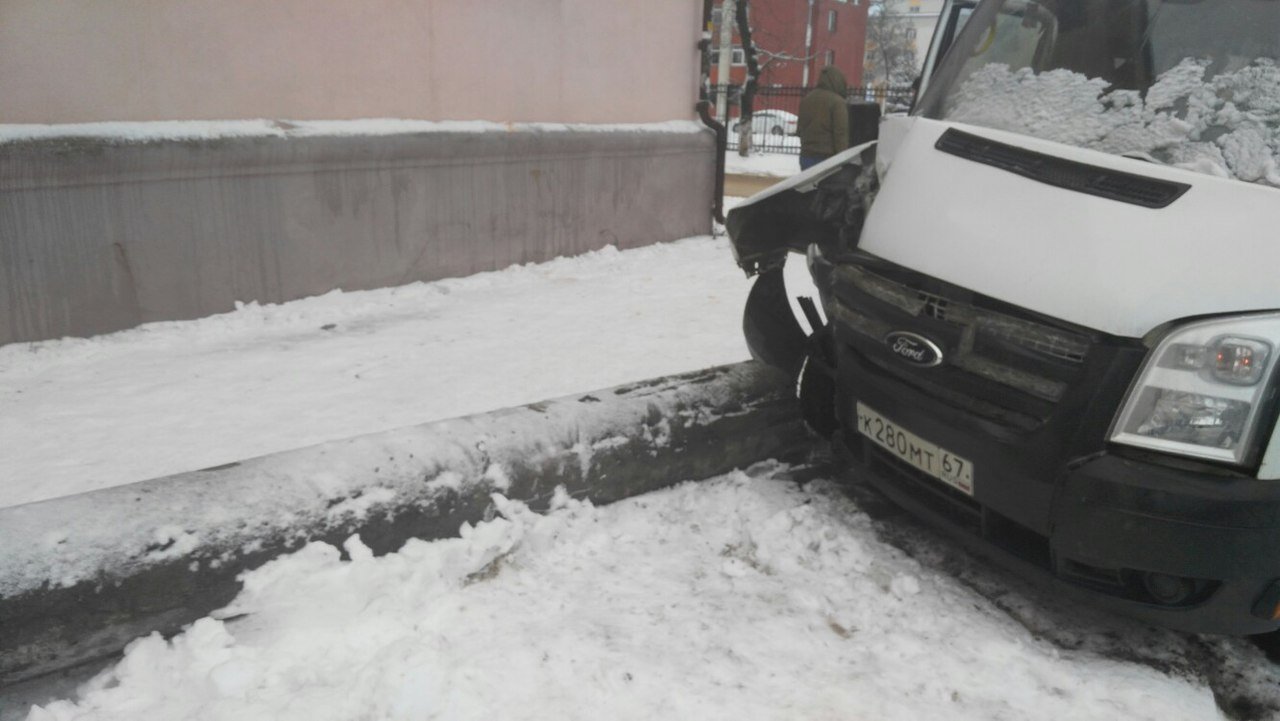 В Смоленске после ДТП маршрутка врезалась в столб (3).jpg