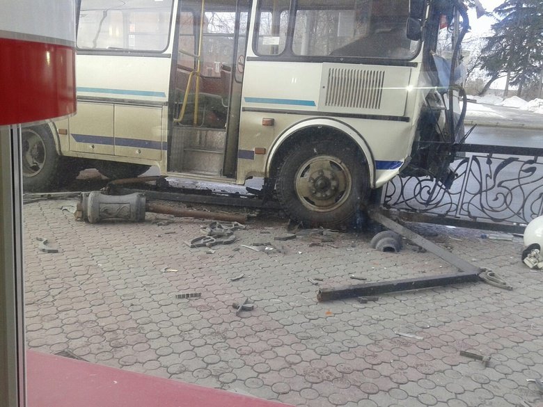В Томске маршрутка въехала в ограду у мэрии (3).jpg