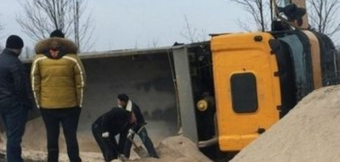 Под Светлогорском перевернулся грузовик