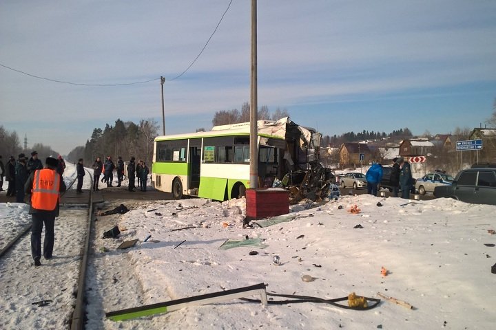 Под Ижевском при столкновении автобуса и поезда погибла кондуктор Под Ижевском при столкновении автобуса и поезда погибла кондуктор (2).jpg