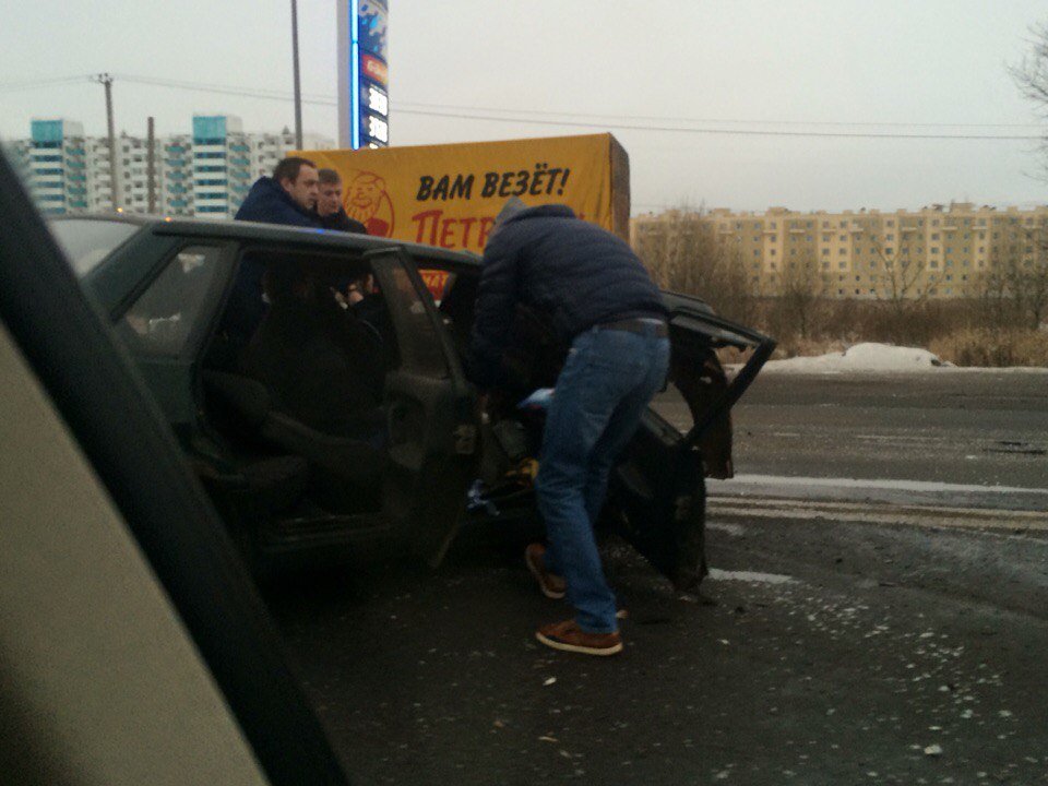 После ДТП на Московском шоссе водителя зажало в машине (1).jpg