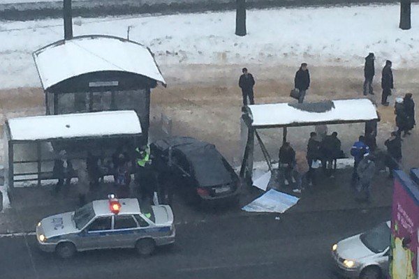 На проспекте Непокоренных в Петербурге Mercedes влетел в остановку есть пострадавшие (2).jpg