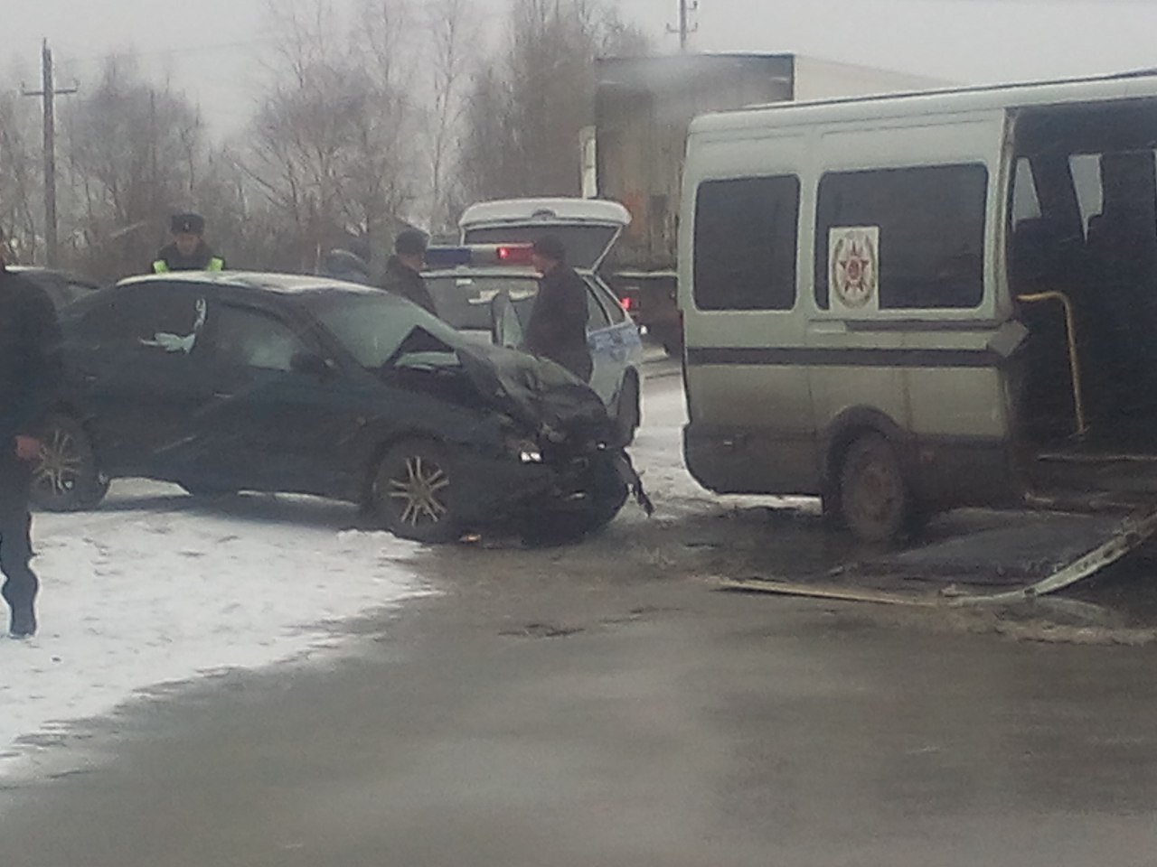 В Брянске у попавшей в ДТП маршрутки отлетели двери