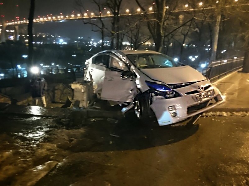 Во Владивостоке Toyota врезалась в ограждение (4).jpg