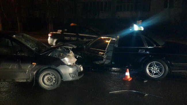 В Калуге водитель Jaguar сбежал с места ДТП (2).jpg