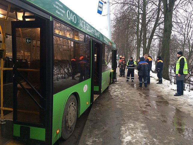 В Минске рейсовый автобус врезался в столб