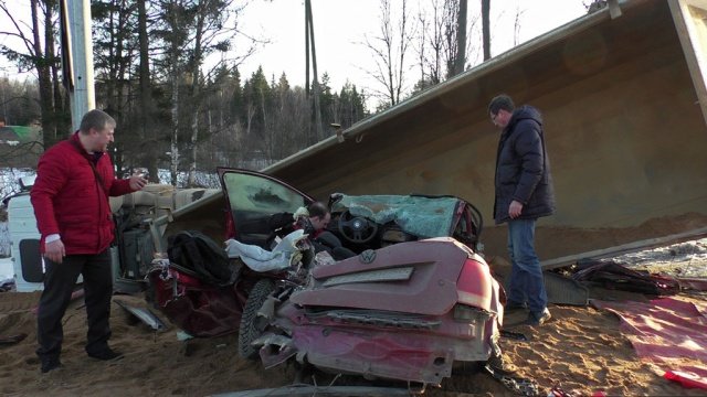 В Подмосковье при опрокидывании фуры на Volkswagen погиб человек (1).jpg