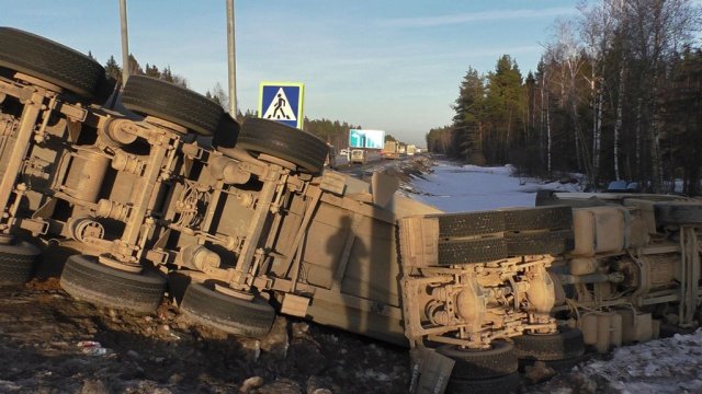 В Подмосковье при опрокидывании фуры на Volkswagen погиб человек (4).jpg
