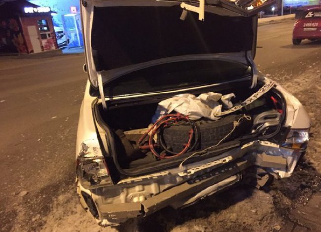 Во Владивостоке водитель Toyota Crown снес забор, повредив внедорожик