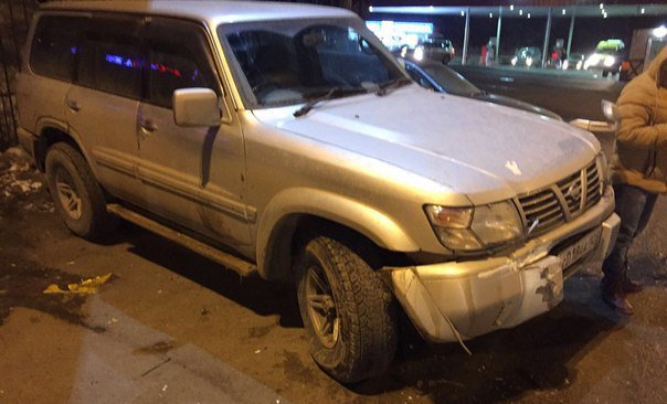 Во Владивостоке водитель Toyota Crown снес забор, повредив внедорожик