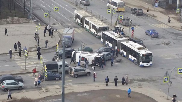 В Петербурге перевернулась «скорая» с беременной