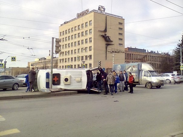В Петербурге перевернулась «скорая» с беременной