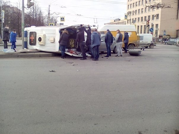 В Петербурге перевернулась «скорая» с беременной