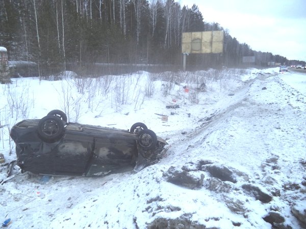 В ДТП на Серовском тракте при опрокидывании авто пострадали два человека (3).jpg