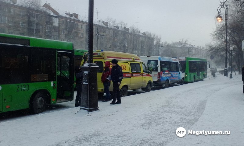 В Тюмени в карету «скорой помощи», приехавшей на ДТП, врезался автобус