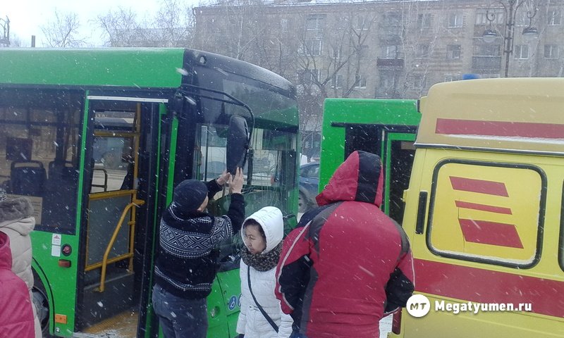 В Тюмени в карету «скорой помощи», приехавшей на ДТП, врезался автобус