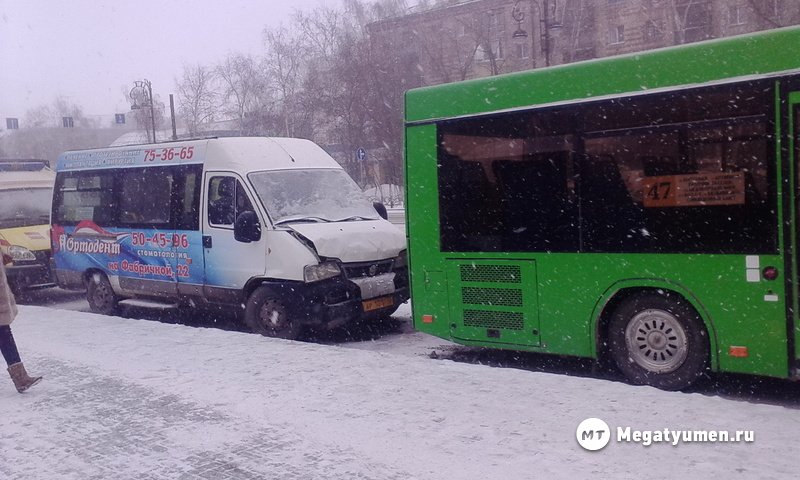 В Тюмени в карету «скорой помощи», приехавшей на ДТП, врезался автобус
