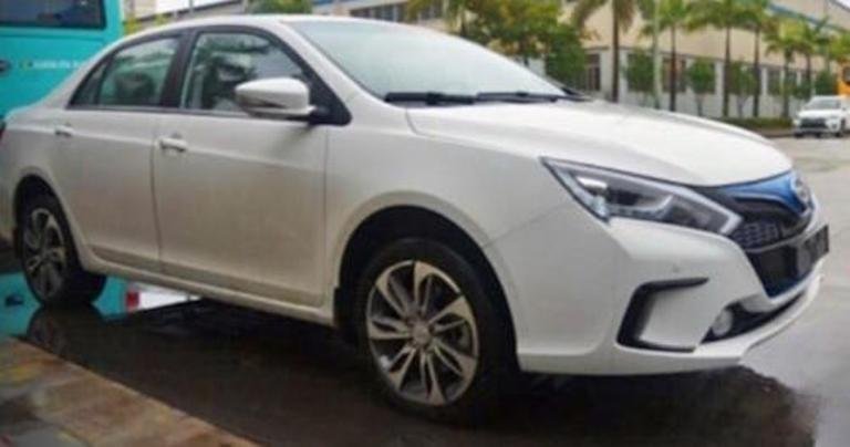 В Китае готовится к выходу новый электрокар BYD Qin EV300 (2).jpg