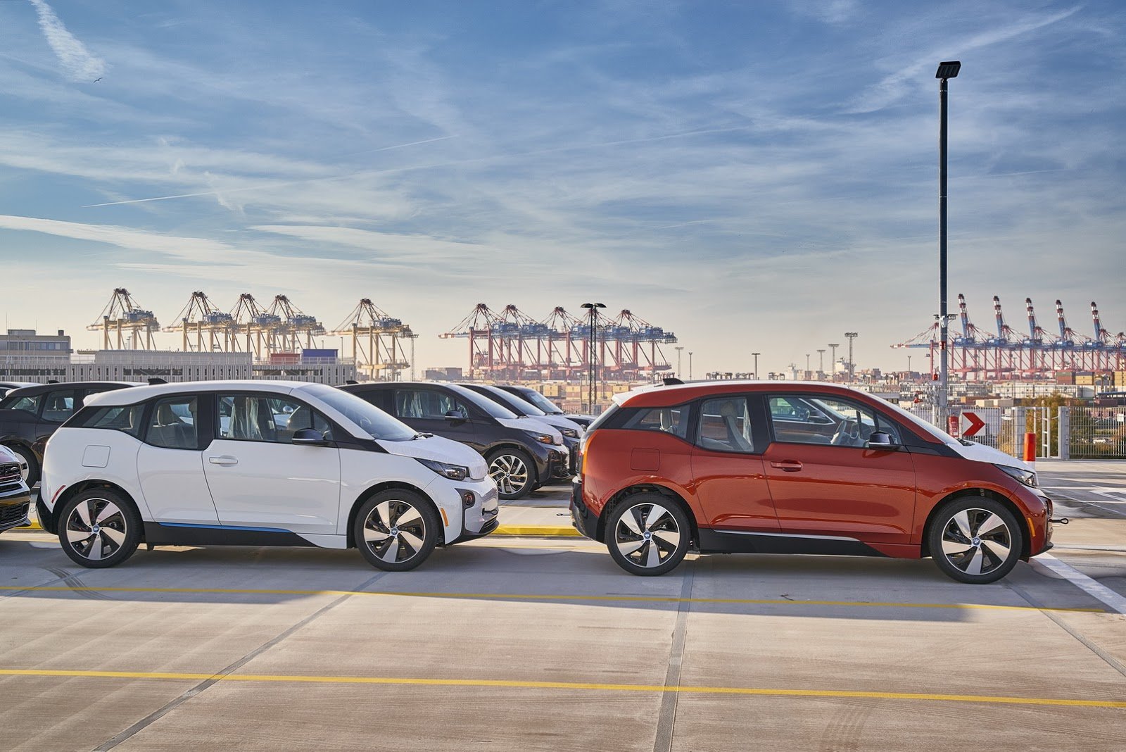 BMW готовит две новые версии модели i3 (3).jpg