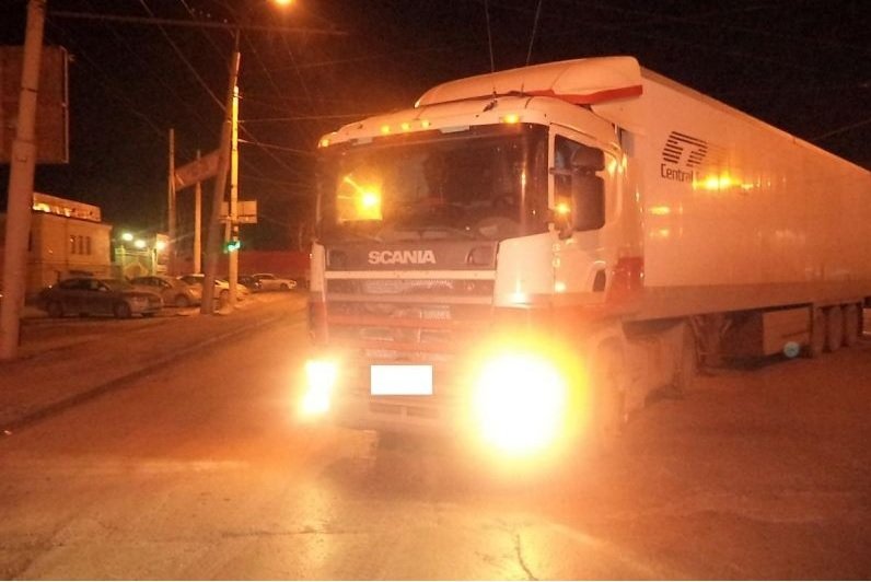 ГИБДД Екатеринбурга ищет свидетелей наезда грузовика Scania на пешехода 2 марта (2).jpg