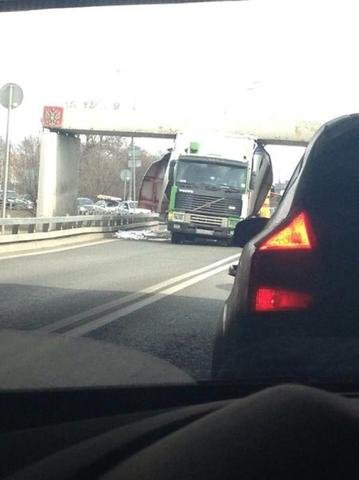 В Москве грузовик проломил бетонную эстакаду 1.jpg