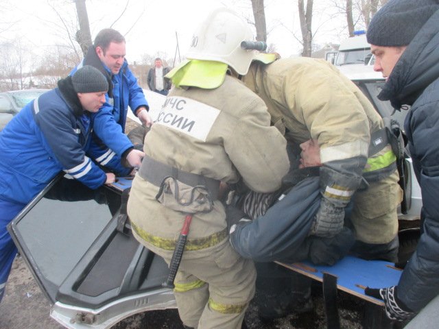 В Узловой после ДТП водителя «вырезали» из автомобиля (2).jpg