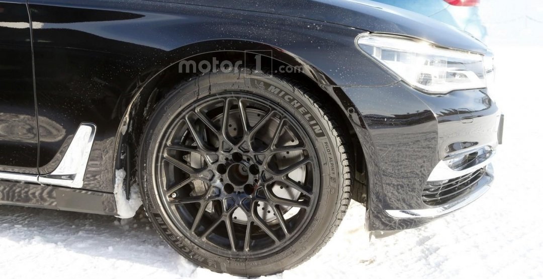 «Заряженный» кроссовер BMW M7 проходит испытания в Швеции (3).jpg