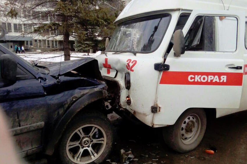 В Ульяновске джип протаранил «скорую помощь» - пострадали медики.jpg