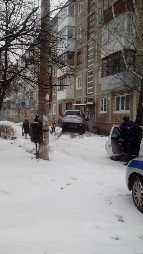 Автоледи врезалась в дом в Тульской области (2).JPG