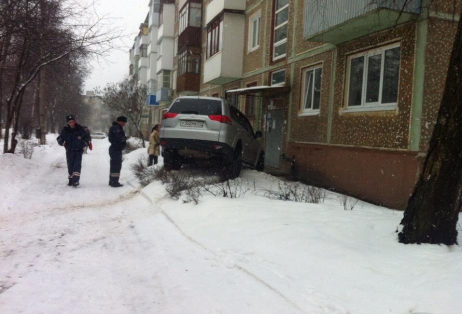 Автоледи врезалась в дом в Тульской области (1).jpg