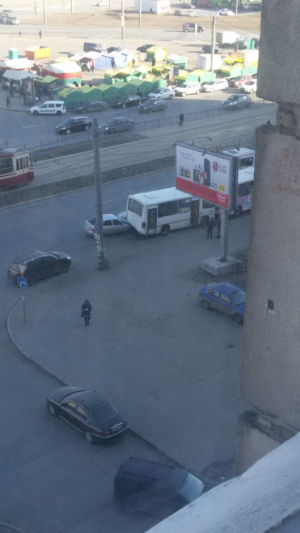 Lada врезалась в маршрутку на Коллонтай (1).jpg