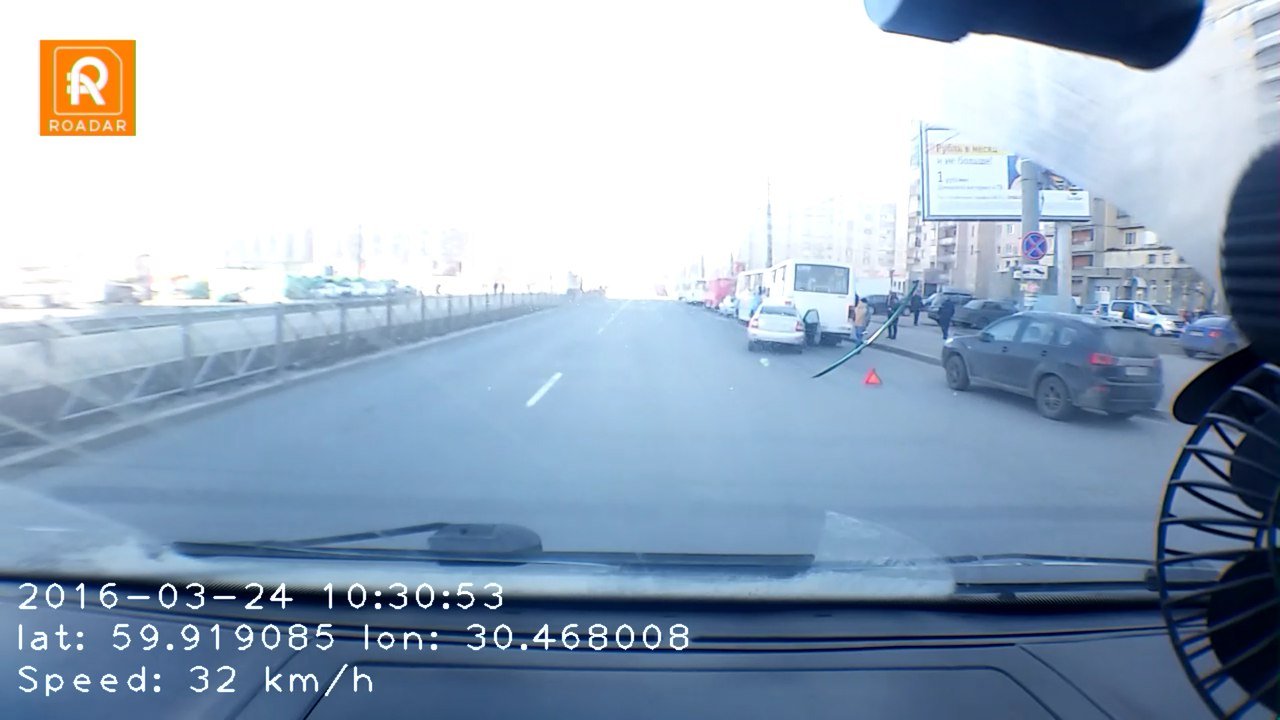 Lada врезалась в маршрутку на Коллонтай (2).jpg