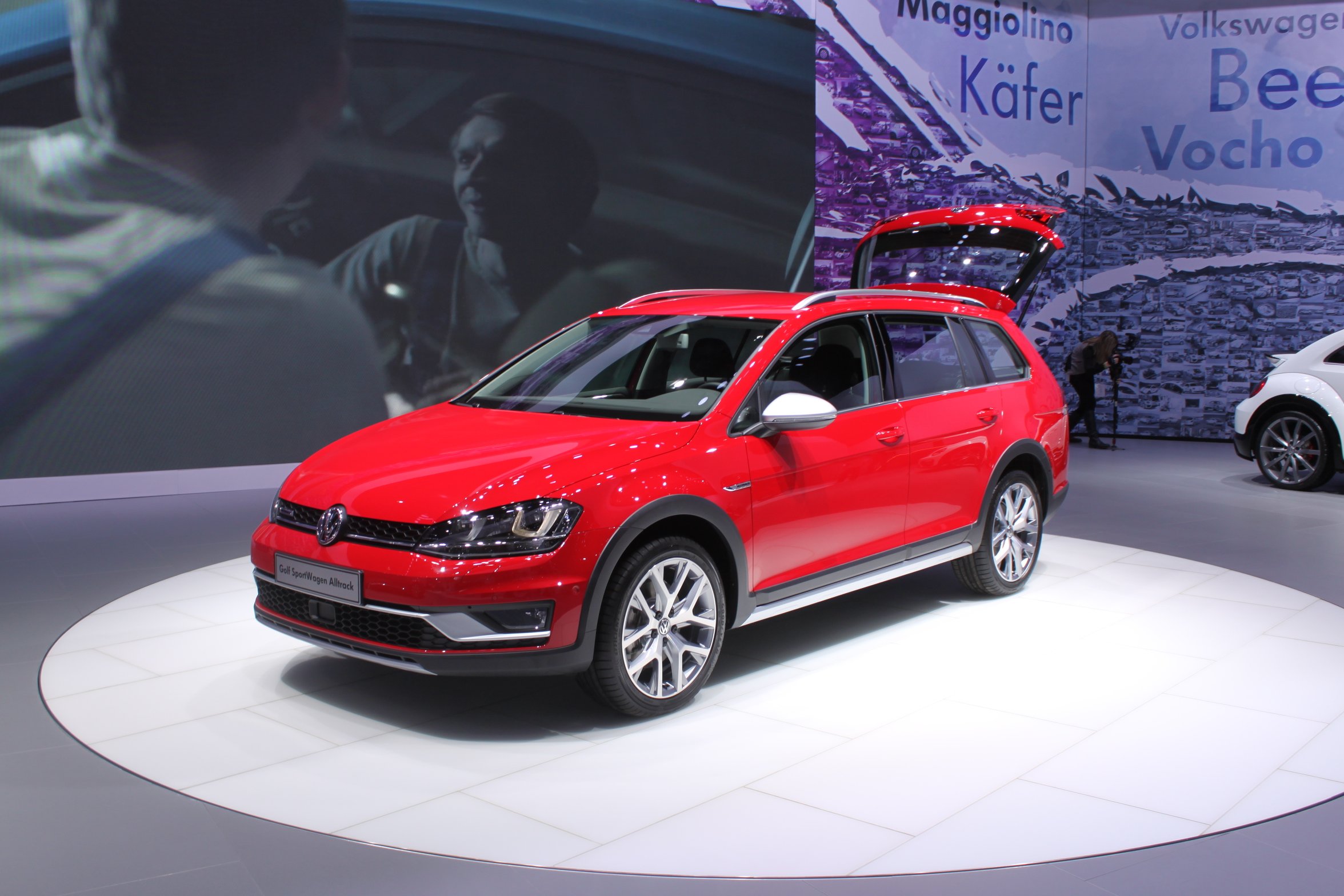 В Нью-Йорке Volkswagen представил обновленный кроссовер Golf Alltrack (1).jpg