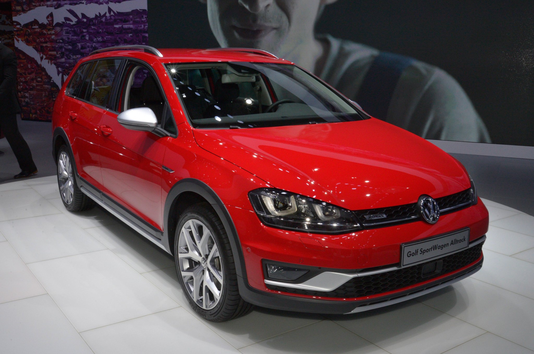В Нью-Йорке Volkswagen представил обновленный кроссовер Golf Alltrack (2).jpg