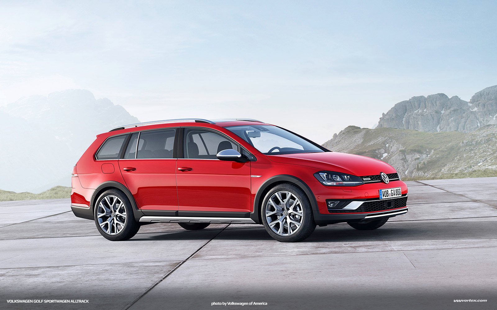 В Нью-Йорке Volkswagen представил обновленный кроссовер Golf Alltrack (3).jpg