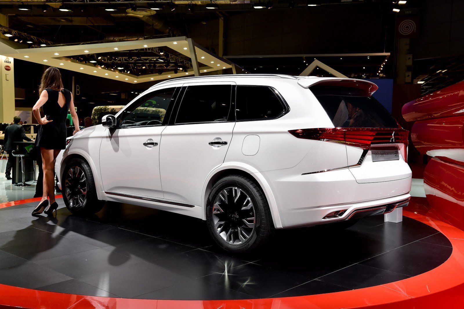 В Нью-Йорке прошла презентация нового кроссовера Mitsubishi Outlander PHEV (1).jpg