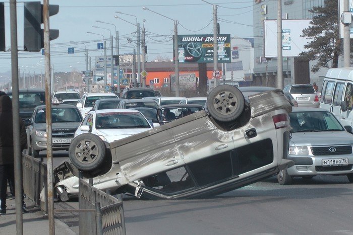 Subaru Forester перевернулся на крышу в Чите (5).jpg