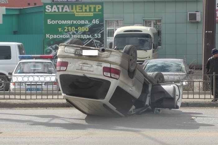Subaru Forester перевернулся на крышу в Чите (3).jpg