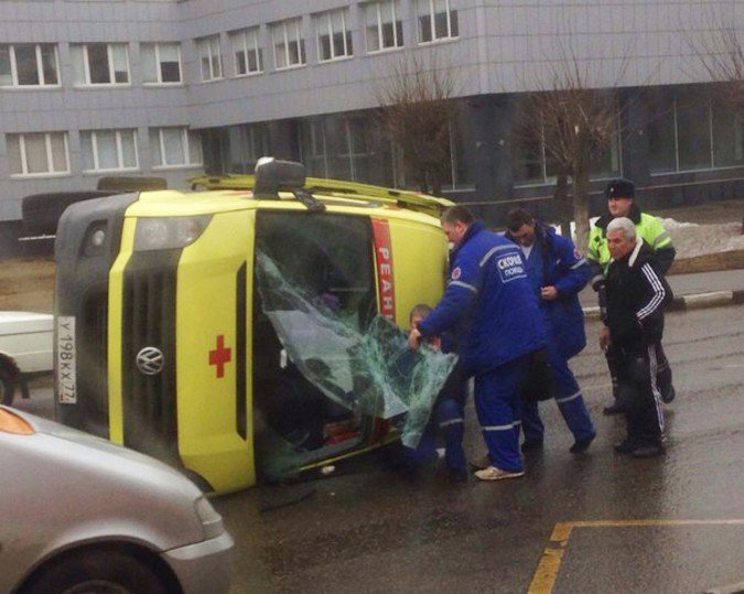 В Москве после ДТП перевернулась машина «скорой помощи».jpg