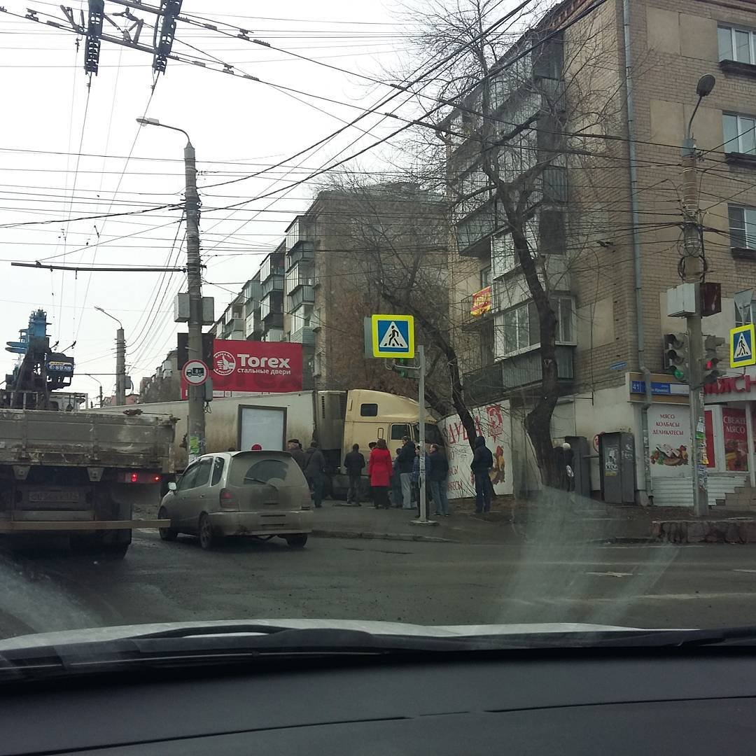В Челябинске неуправляемая фура врезалась в жилой дом.jpg