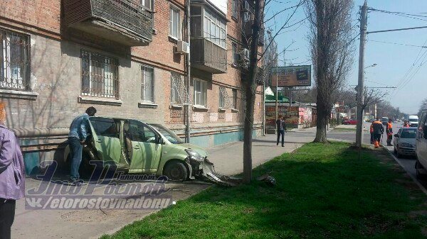 В Ростове иномарка врезалась в жилой дом (1).jpg
