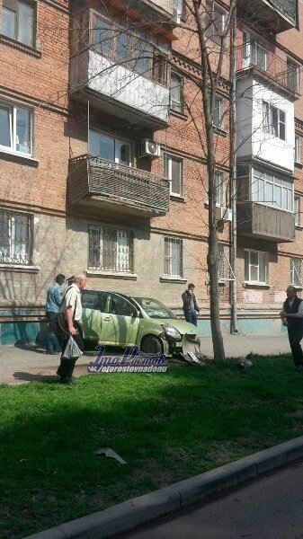 В Ростове иномарка врезалась в жилой дом (3).jpg