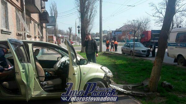 В Ростове иномарка врезалась в жилой дом (2).jpg