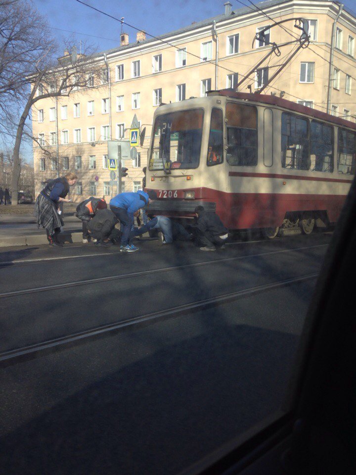 Пешехода пришлось извлекать из-под трамвая в Петербурге 1.jpg