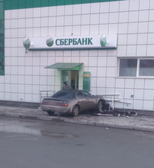 Toyota врезалась в «Сбербанк» в Новосибирске (1).jpg